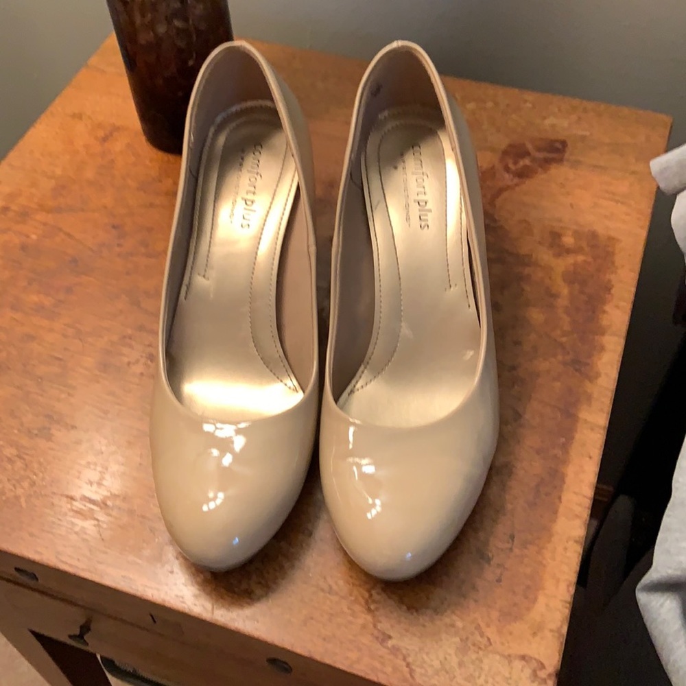Size 11 tan patent leather like shoe